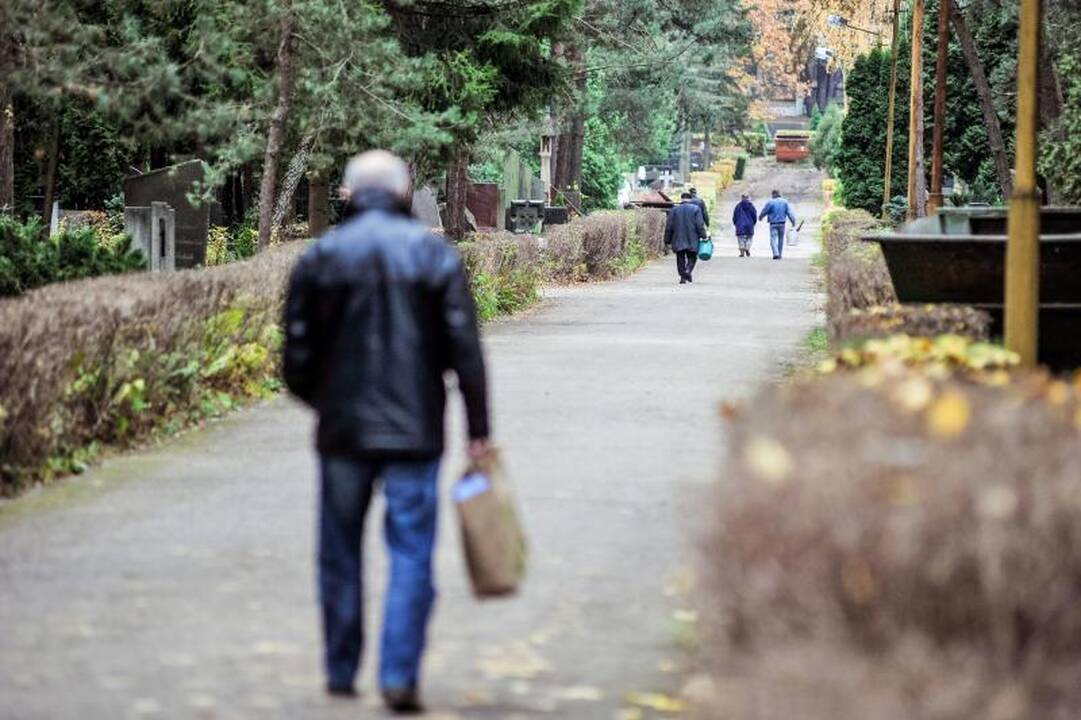 Prie kieno kapo Petrašiūnuose tebeaidi eilėraščiai?