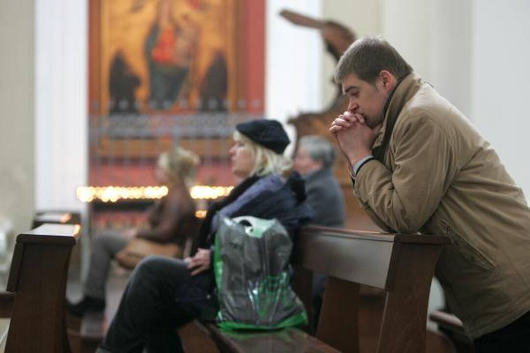 Katalikai, laukdami Velykų, pradėjo Didįjį tridienį (pamaldų laikas Vilniaus bažnyčiose)