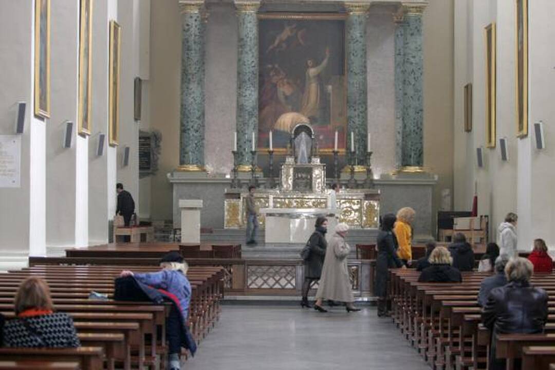 Katalikai, laukdami Velykų, pradėjo Didįjį tridienį (pamaldų laikas Vilniaus bažnyčiose)