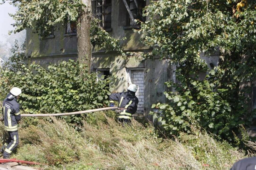 Klaipėdoje netoli uosto degė negyvenamas namas