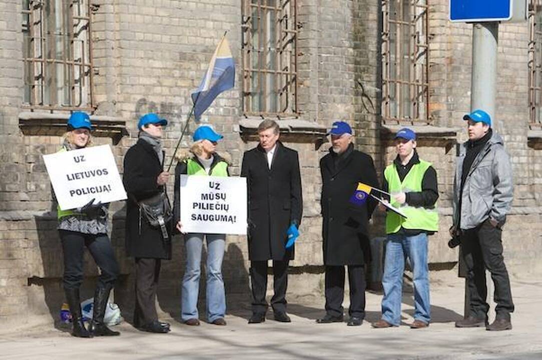 Prie policijos komisariatų - parama pareigūnams