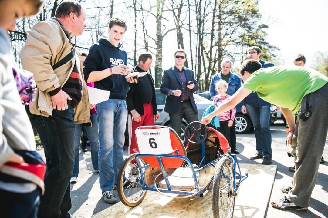 Studentų festivalis startavo riedžių lenktynėmis