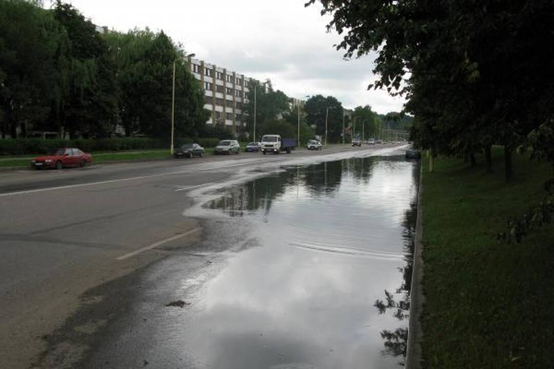 Per Kauną praūžusi audra sėmė rūsius, automobilius ir prišiukšlino gatves