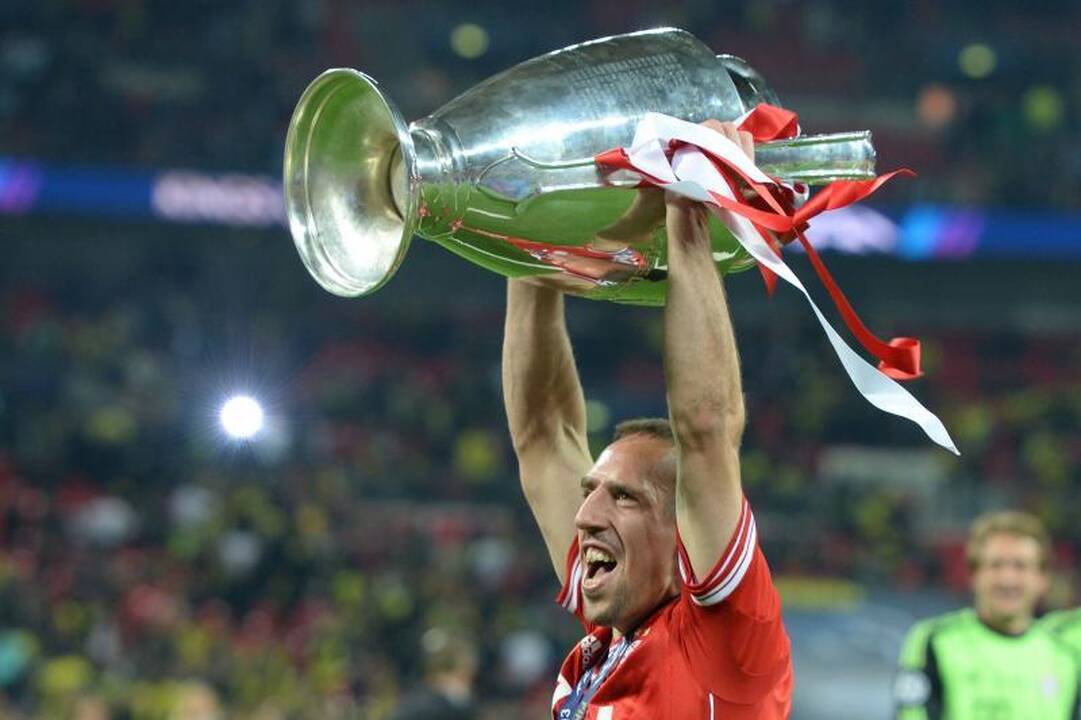 F. Ribery miegojo su Čempionų lygos trofėjumi
