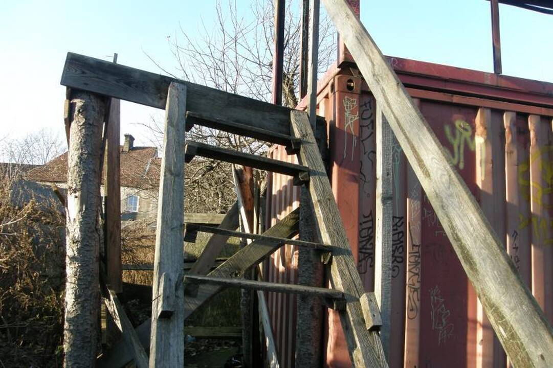 Bjauri dykynė Vilniaus senamiestyje - galvos skausmas gimnazijai