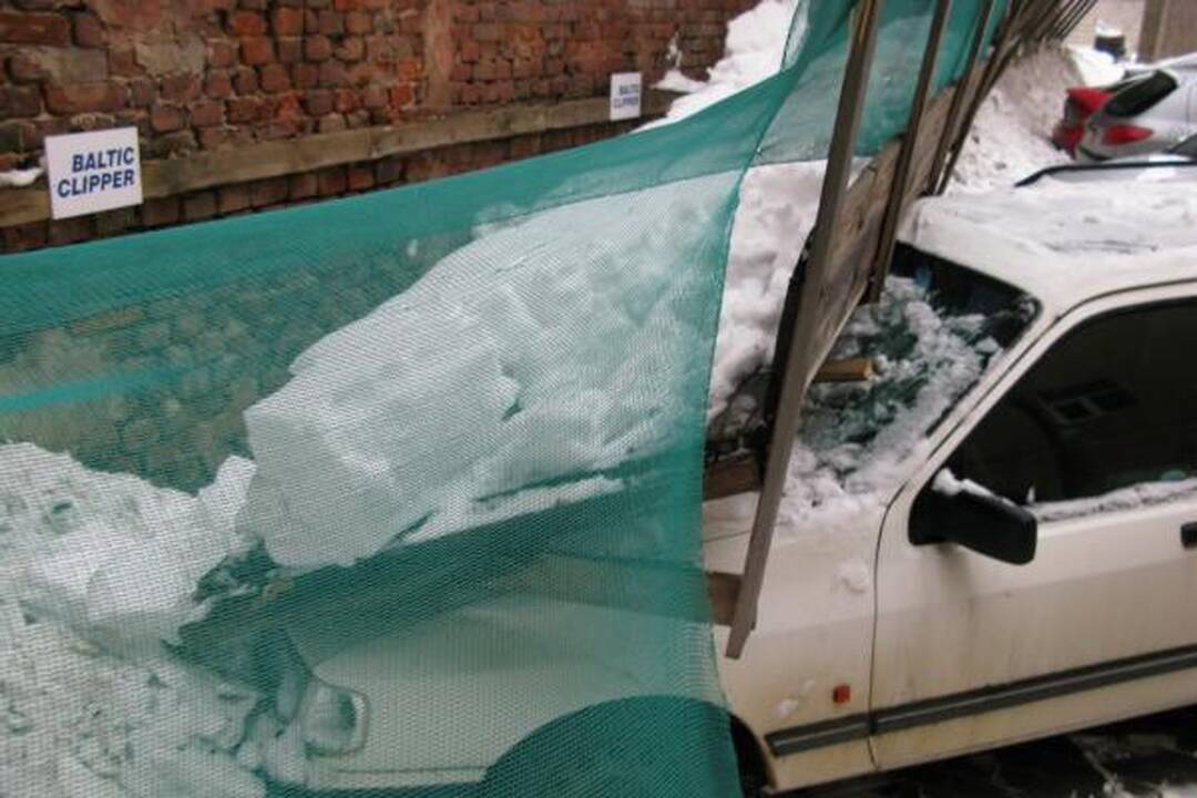 Sutrūniję pastoliai Laisvės alėjoje užgriuvo automobilį (papildyta)