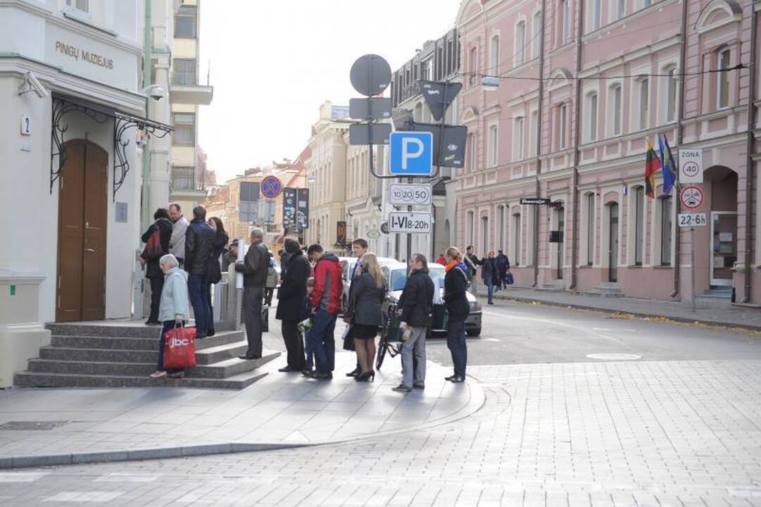 Vilniečių akims – trys milijonai litų, šarvuočiai ir lito kelias 