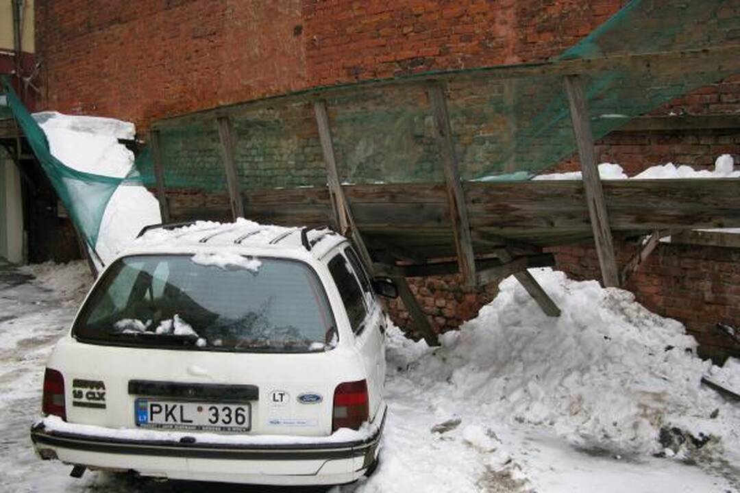 Sutrūniję pastoliai Laisvės alėjoje užgriuvo automobilį (papildyta)