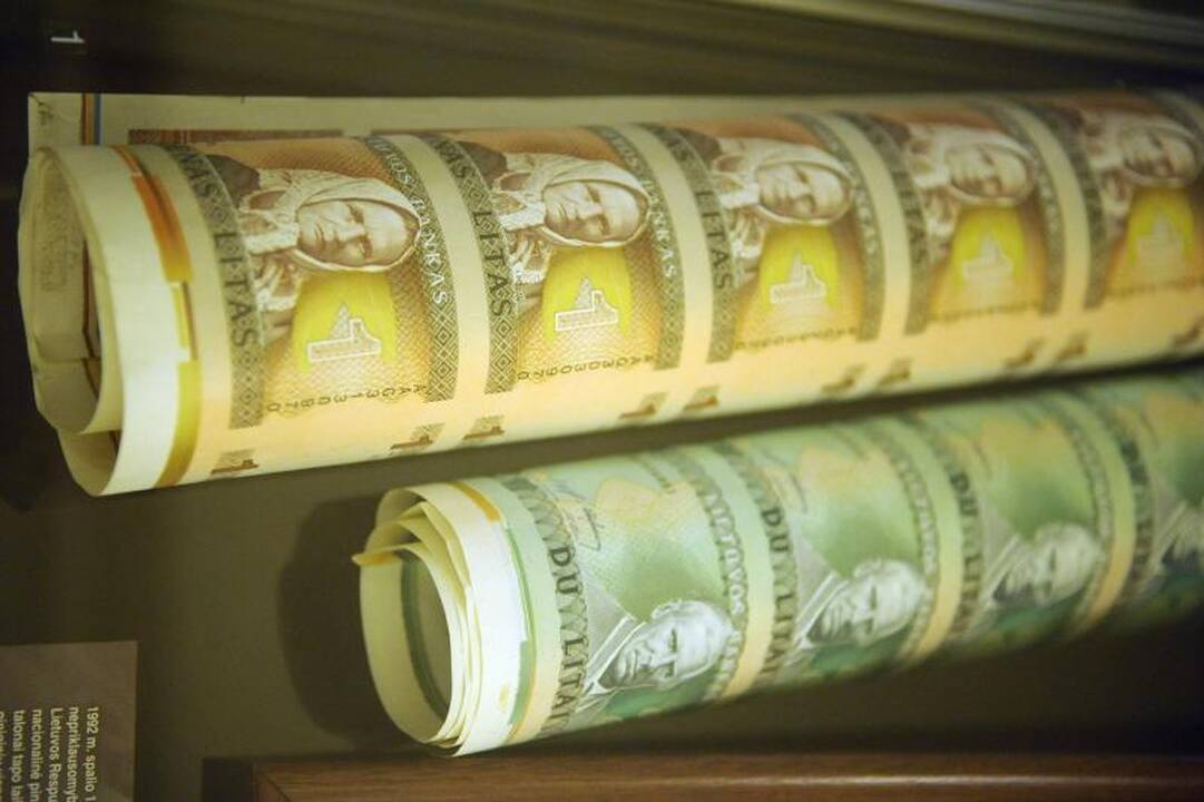 Vilniečių akims – trys milijonai litų, šarvuočiai ir lito kelias 
