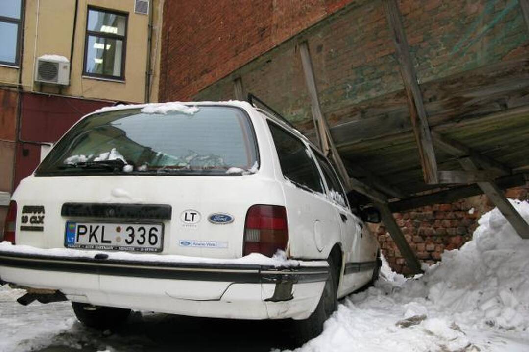 Sutrūniję pastoliai Laisvės alėjoje užgriuvo automobilį (papildyta)