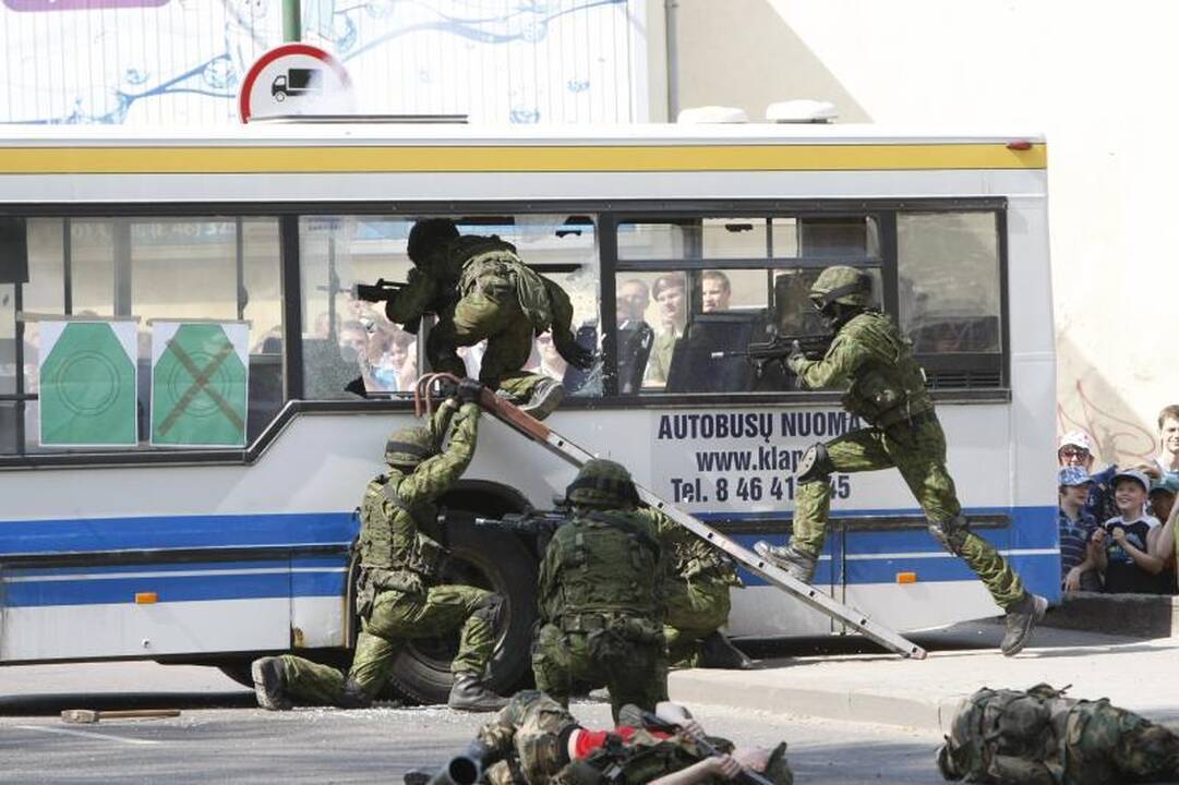 Karinės technikos gaudesys įvarė baimės klaipėdiečiams