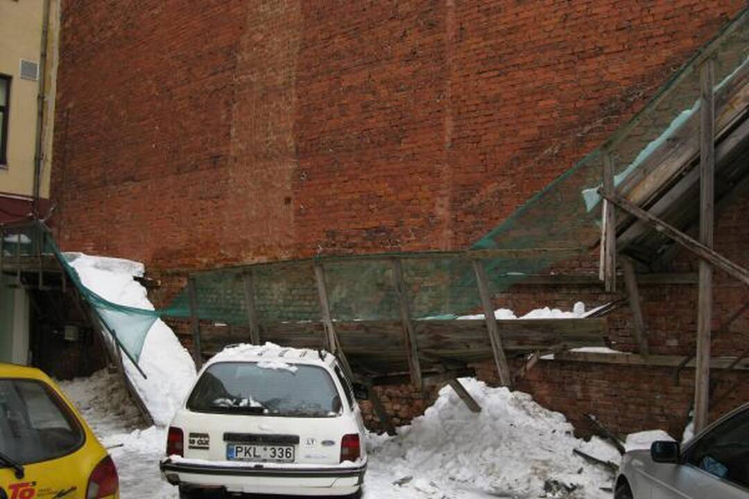 Sutrūniję pastoliai Laisvės alėjoje užgriuvo automobilį (papildyta)