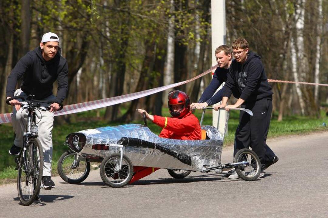 Studentų festivalis startavo riedžių lenktynėmis