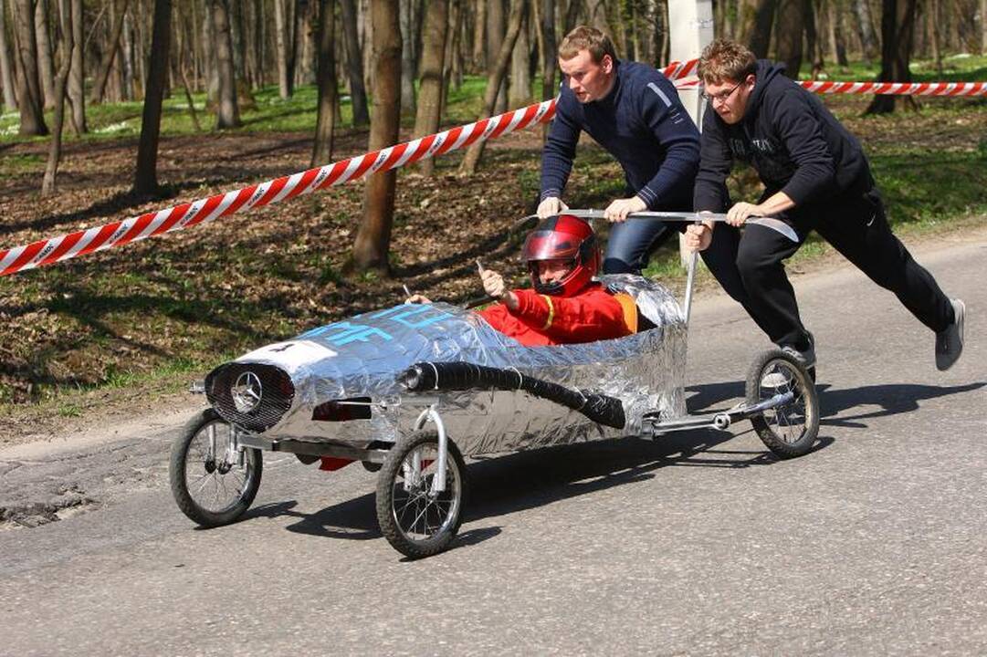Studentų festivalis startavo riedžių lenktynėmis