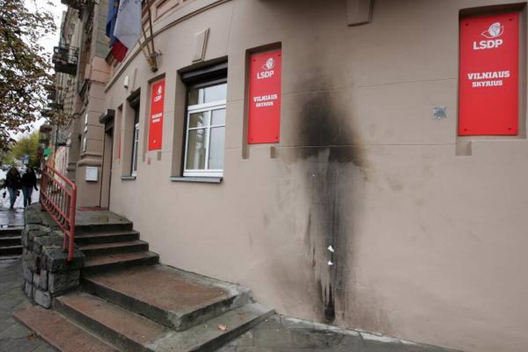 Į socialdemokratų patalpas Vilniuje naktį mestas butelis su degiu skysčiu (papildyta)