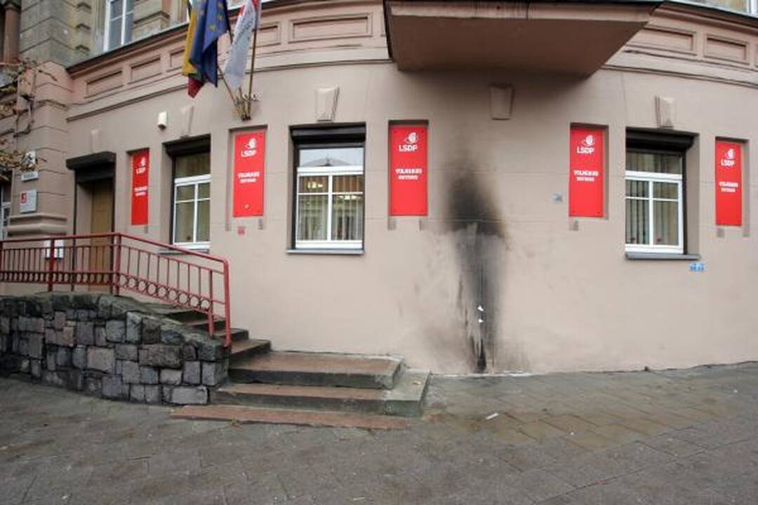 Į socialdemokratų patalpas Vilniuje naktį mestas butelis su degiu skysčiu (papildyta)
