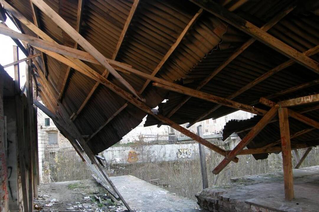 Bjauri dykynė Vilniaus senamiestyje - galvos skausmas gimnazijai