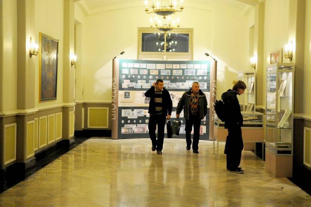 Vilniečių akims – trys milijonai litų, šarvuočiai ir lito kelias 