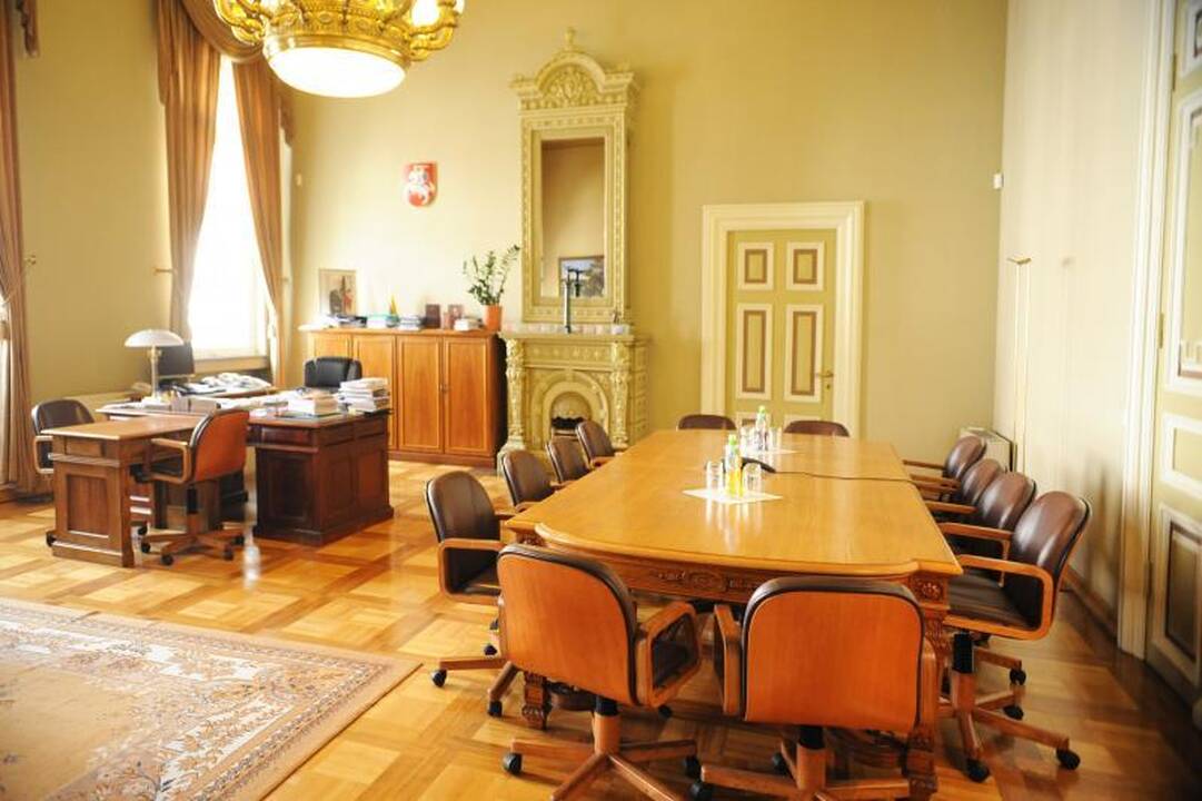 Vilniečių akims – trys milijonai litų, šarvuočiai ir lito kelias 
