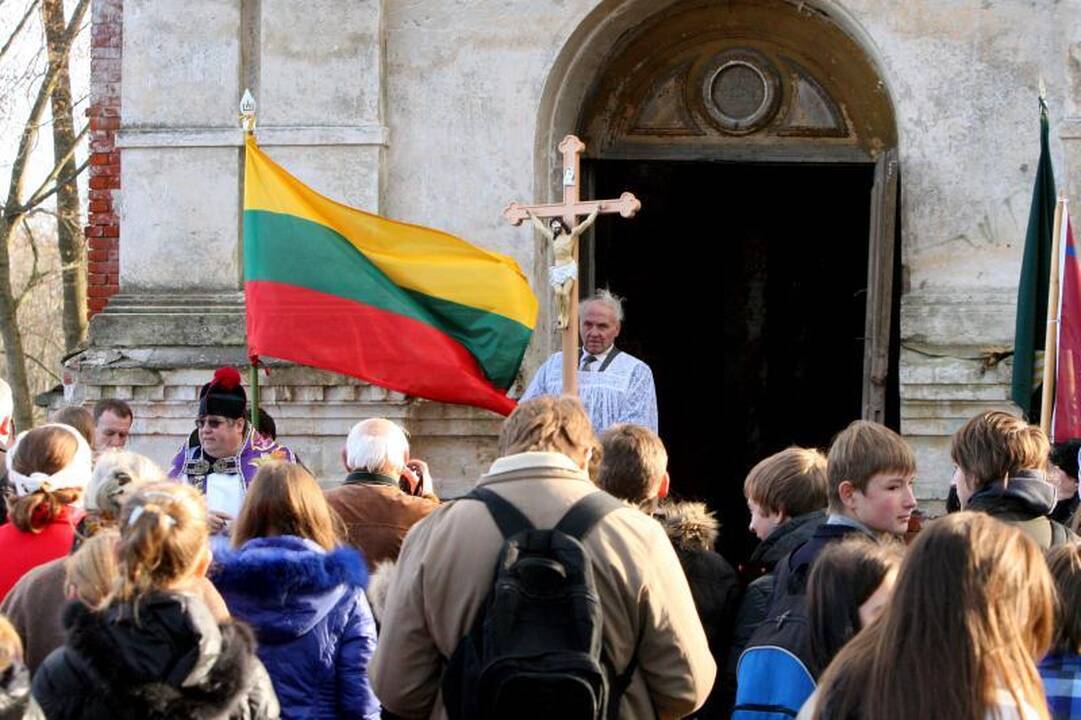 Šv. Sergijaus Radonežiečio cerkvę sušildė žvakių šviesa