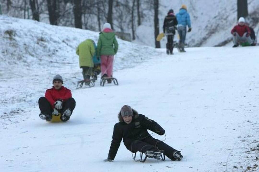 Rūstus šaltis kiek atlėgs, ketvirtadienį privers sniego (papildyta)