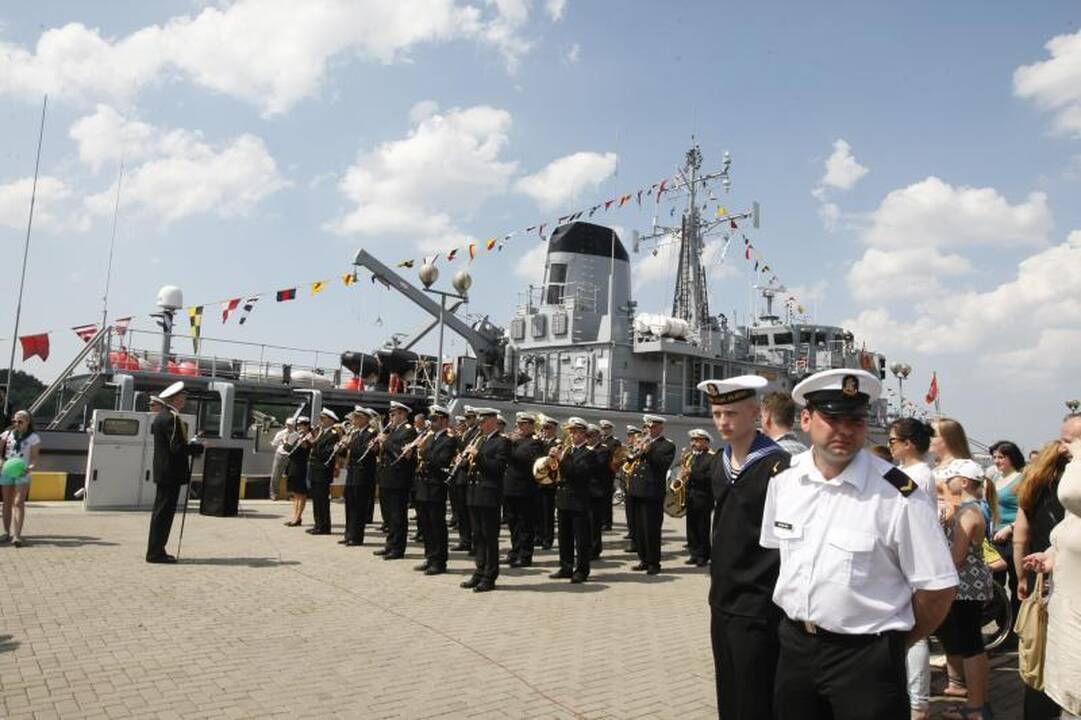 Uostamiestyje krikštynų ceremonija: moterys šventino laivus 