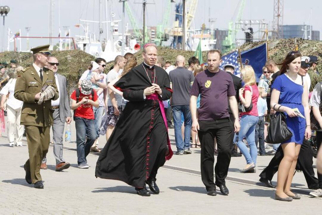 Uostamiestyje krikštynų ceremonija: moterys šventino laivus 