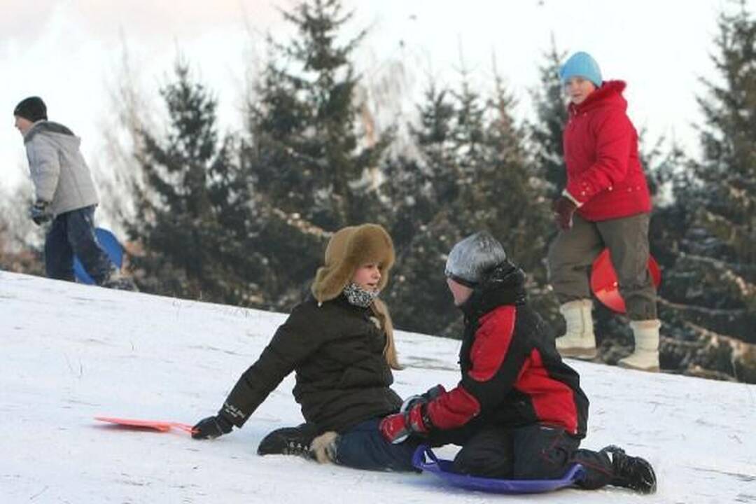 Rūstus šaltis kiek atlėgs, ketvirtadienį privers sniego (papildyta)