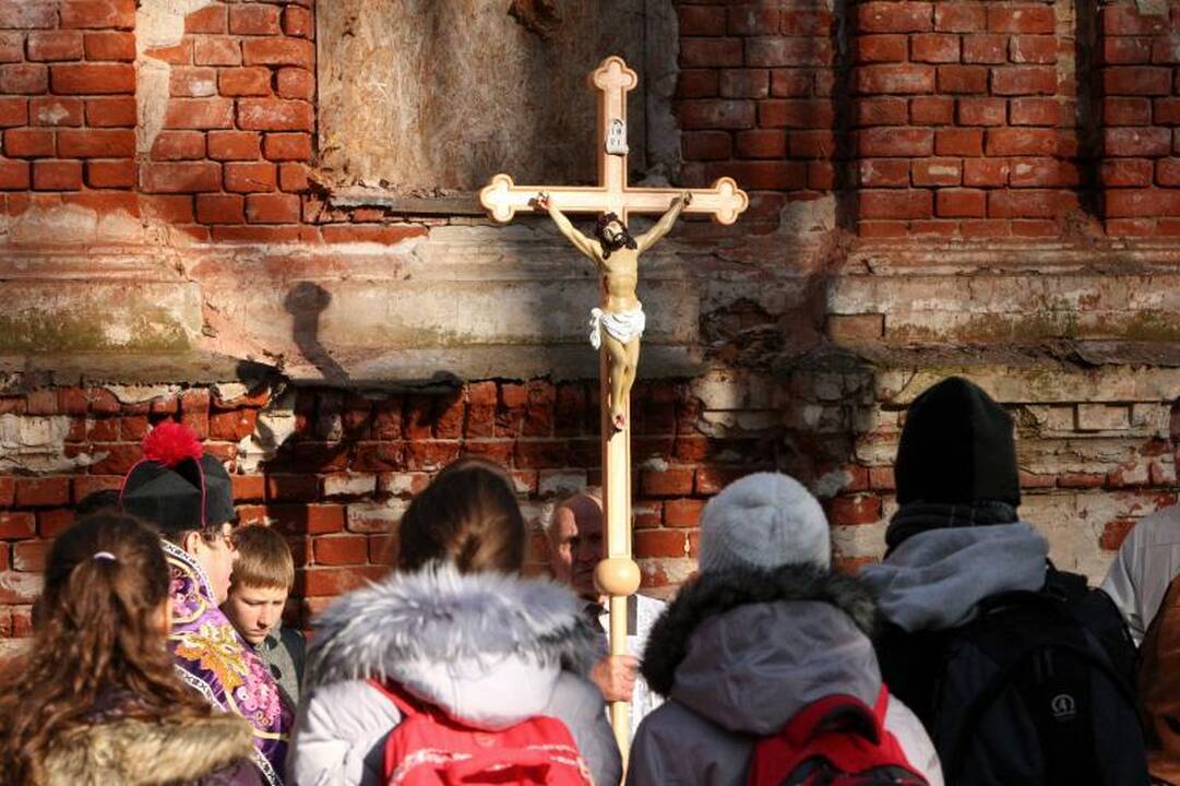 Šv. Sergijaus Radonežiečio cerkvę sušildė žvakių šviesa