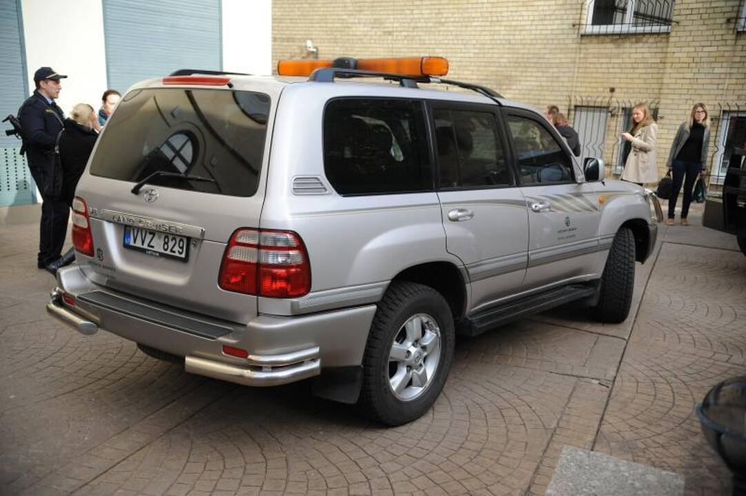 Vilniečių akims – trys milijonai litų, šarvuočiai ir lito kelias 