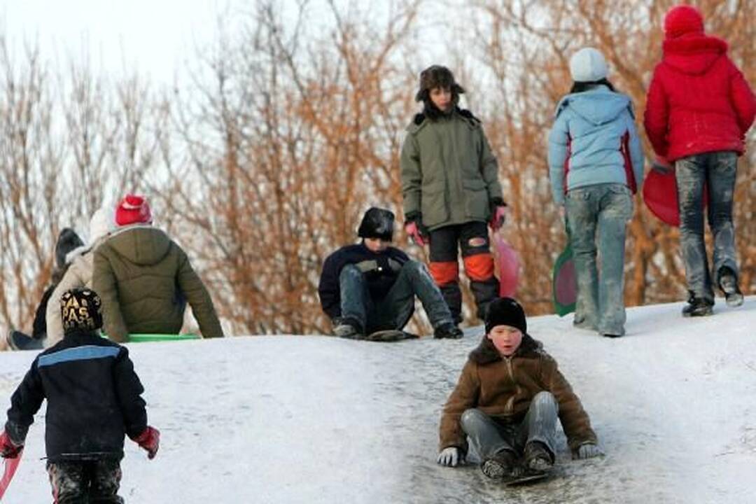 Rūstus šaltis kiek atlėgs, ketvirtadienį privers sniego (papildyta)