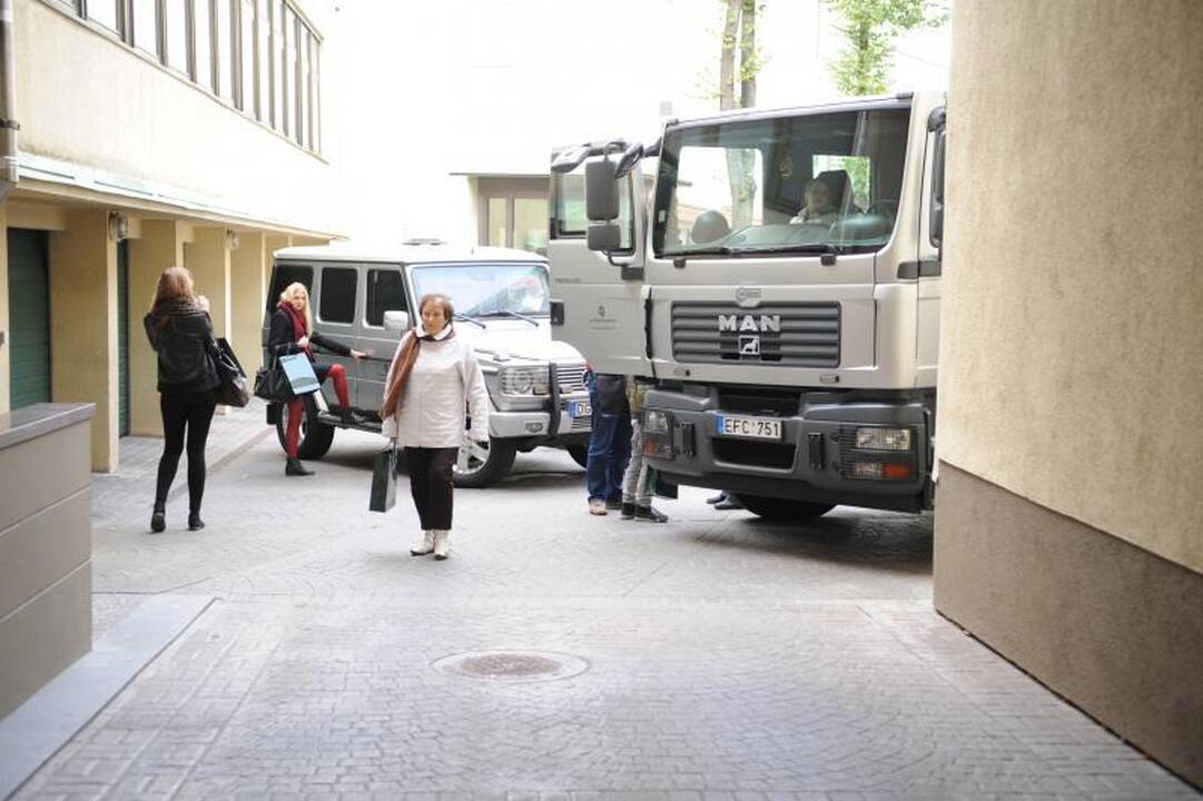 Vilniečių akims – trys milijonai litų, šarvuočiai ir lito kelias 