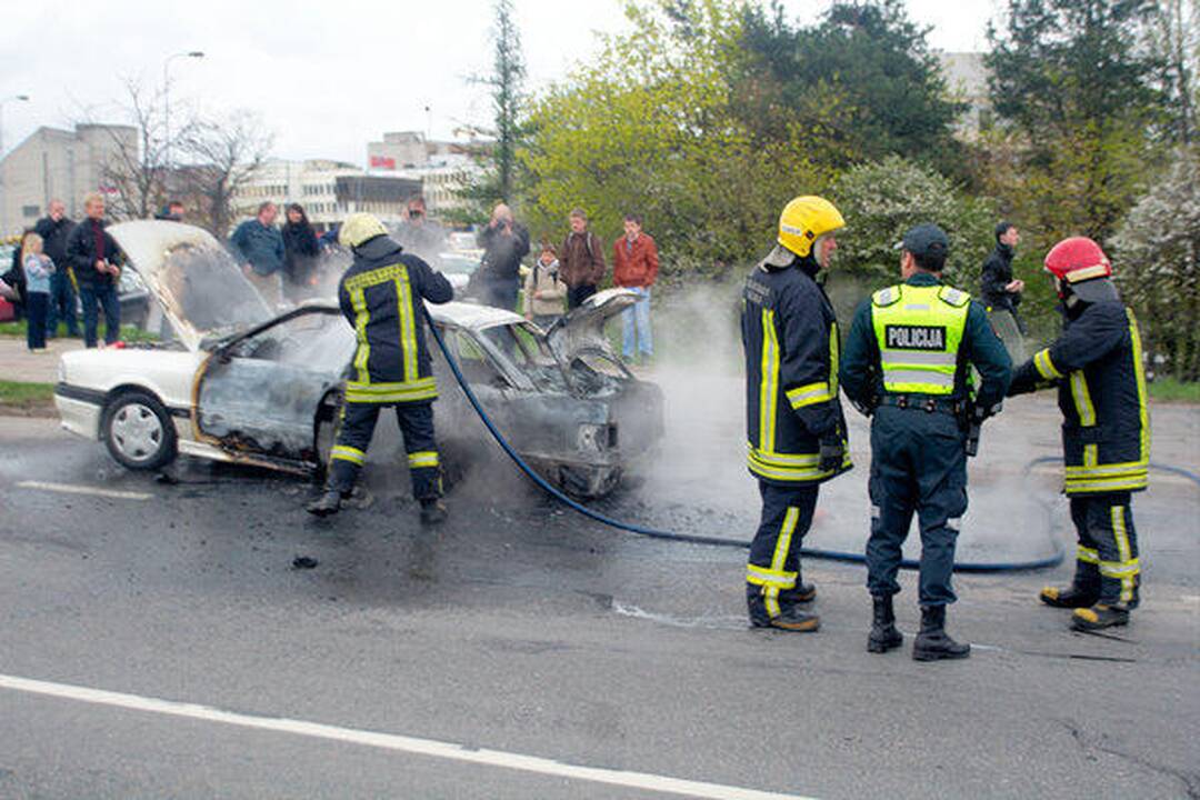 Vilniuje judrioje gatvėje sudegė automobilis
