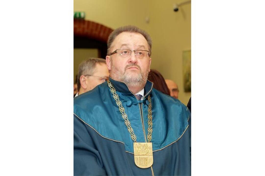 KU iškilmingoje ceremonijoje inauguruoti Garbės daktarai