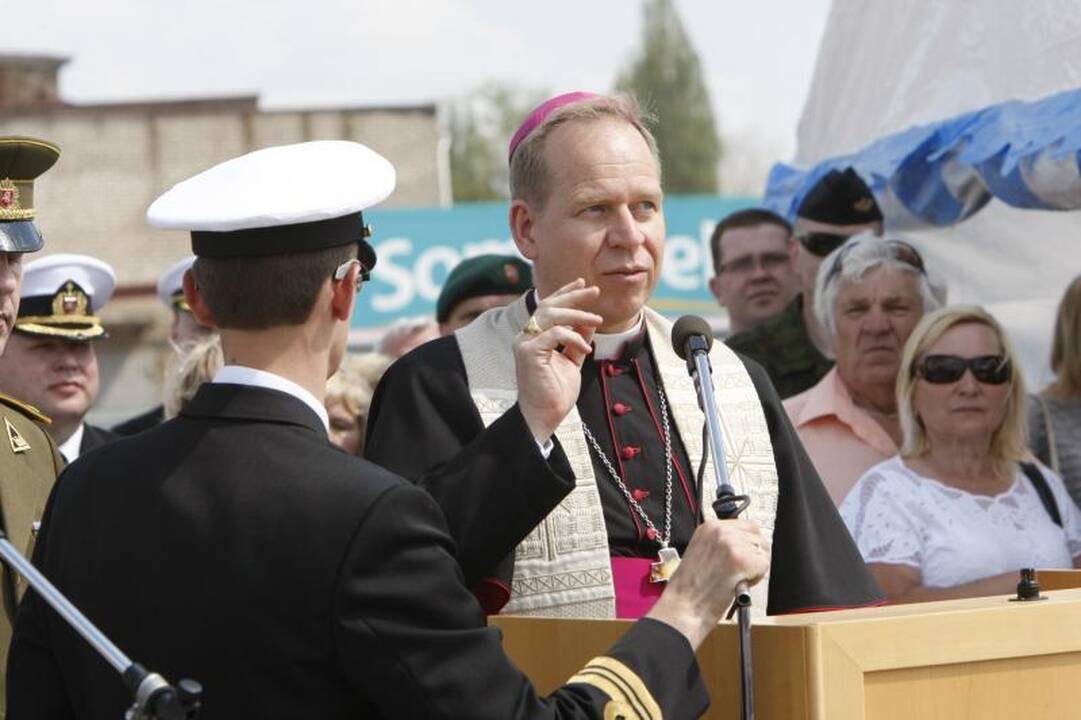 Uostamiestyje krikštynų ceremonija: moterys šventino laivus 