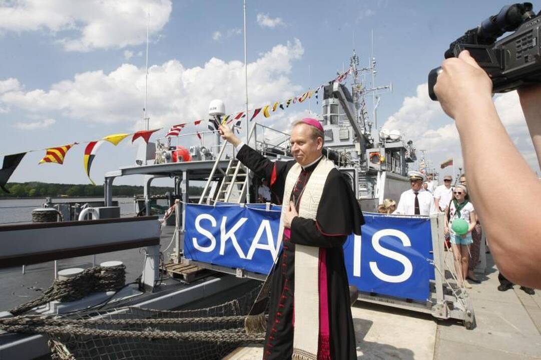 Uostamiestyje krikštynų ceremonija: moterys šventino laivus 