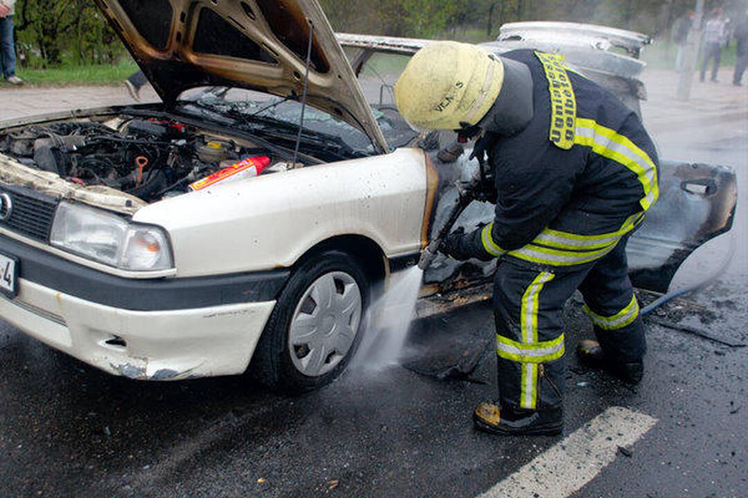 Vilniuje judrioje gatvėje sudegė automobilis
