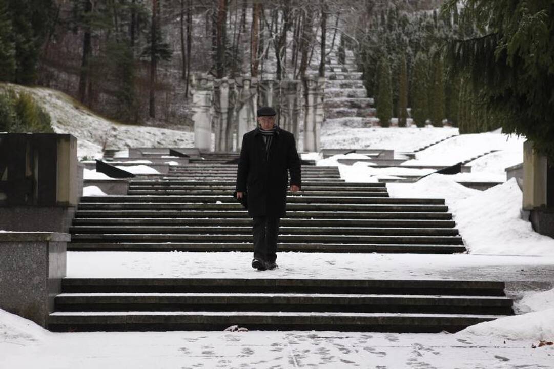 A. Sniečkaus gimimo metinės: raudoni gvazdikai, policija ir tortas