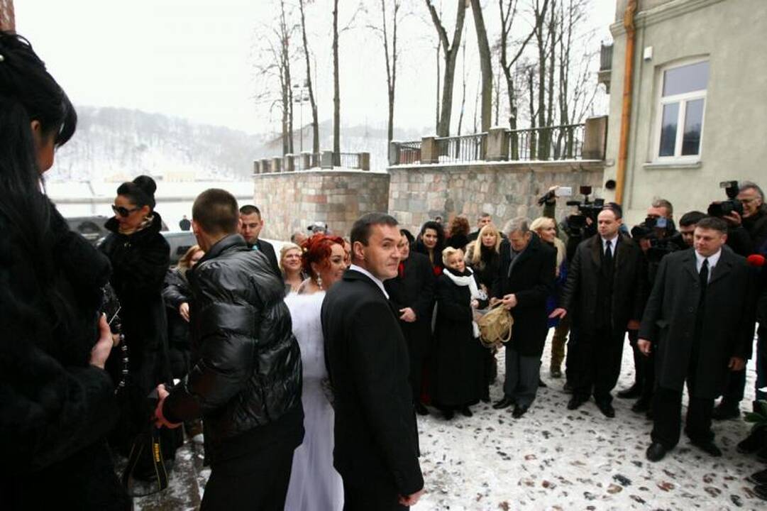 Ištekėjusiai Dž. Butkutei palinkėjo susilaukti 12 vaikų