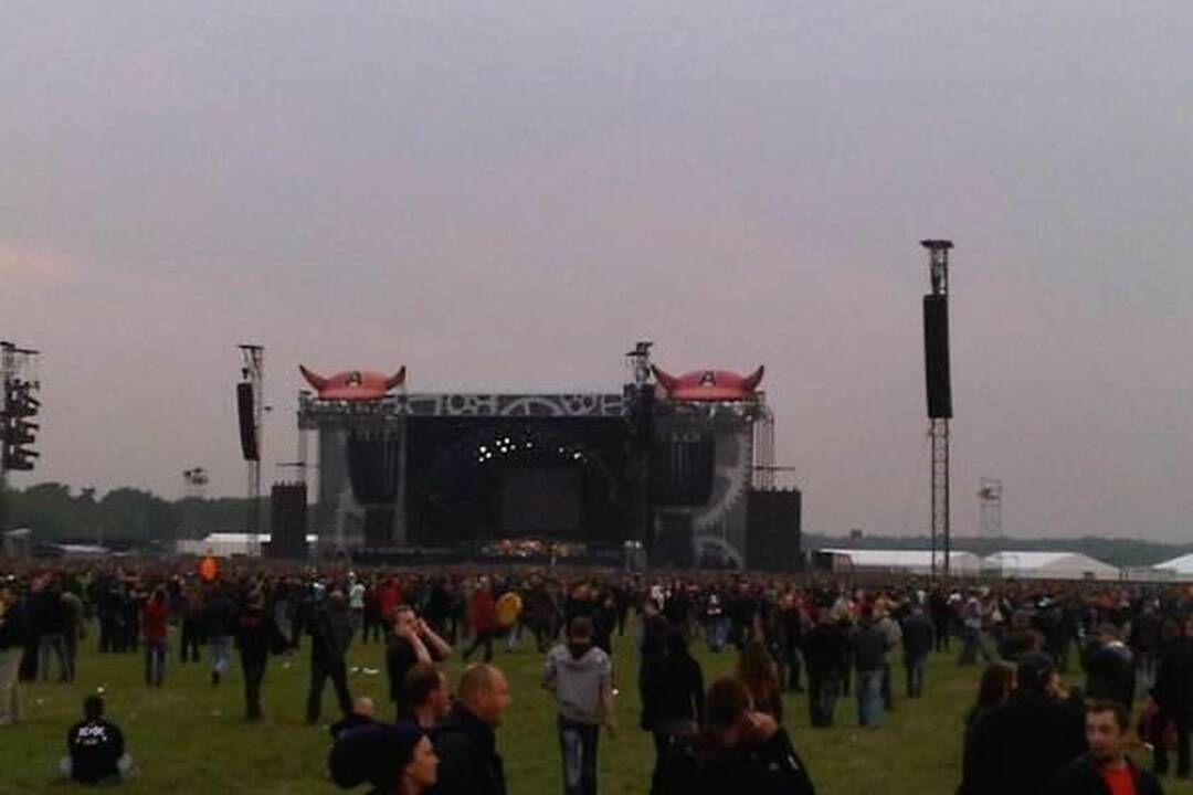 AC/DC sudrebino Varšuvą