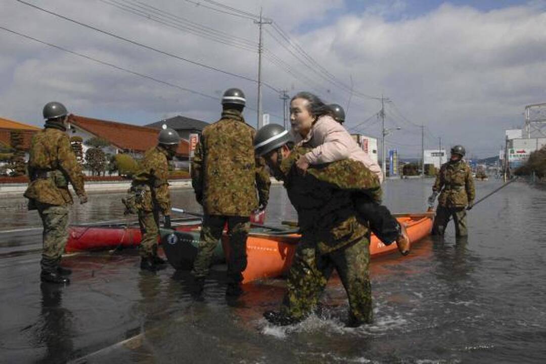 Japonijoje drebėjimas ir cunamis nusinešė šimtus gyvybių (papildyta 16.30 val.)