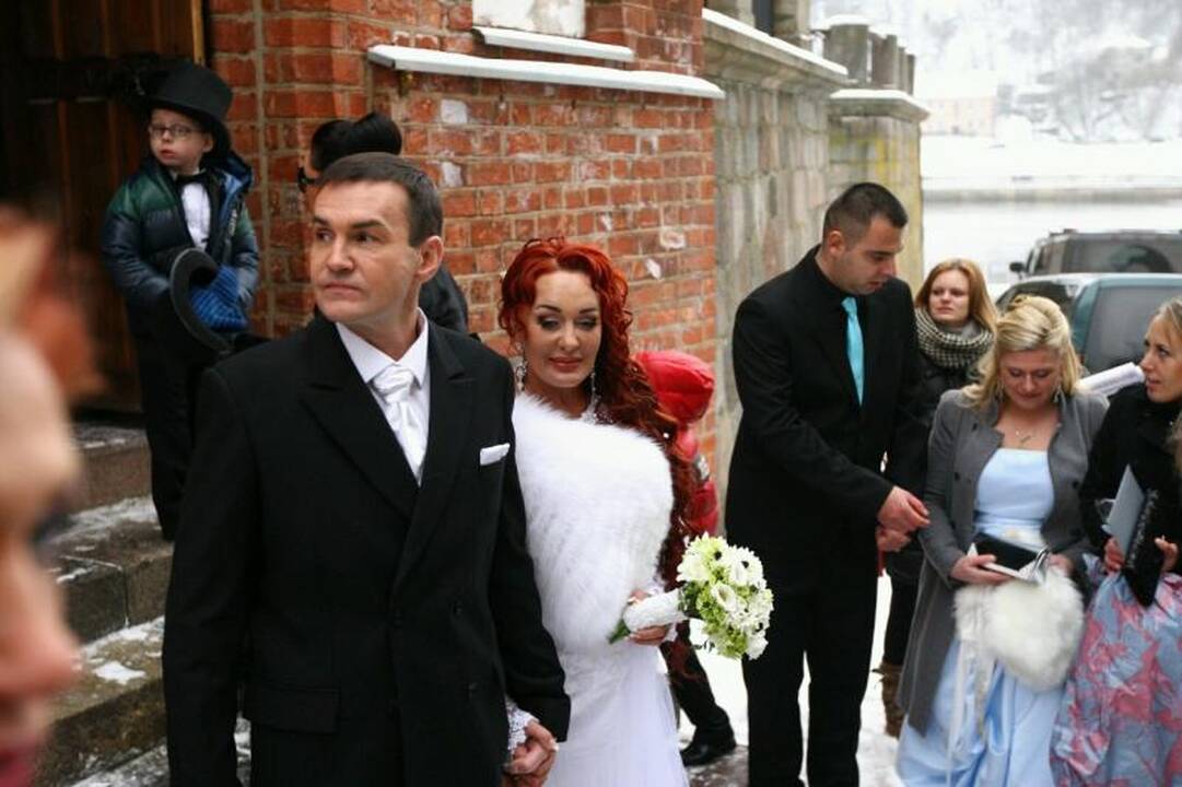 Ištekėjusiai Dž. Butkutei palinkėjo susilaukti 12 vaikų