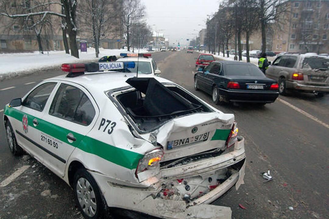 Visureigis taranavo Vilniaus patrulių automobilį, sužalota policininkė