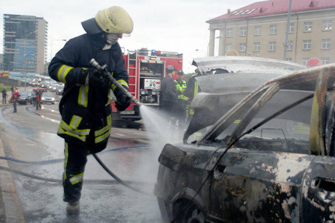 Vilniuje judrioje gatvėje sudegė automobilis