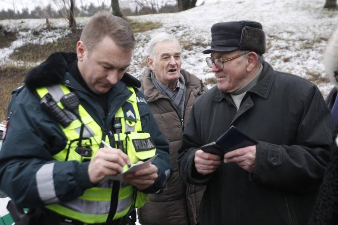 A. Sniečkaus gimimo metinės: raudoni gvazdikai, policija ir tortas