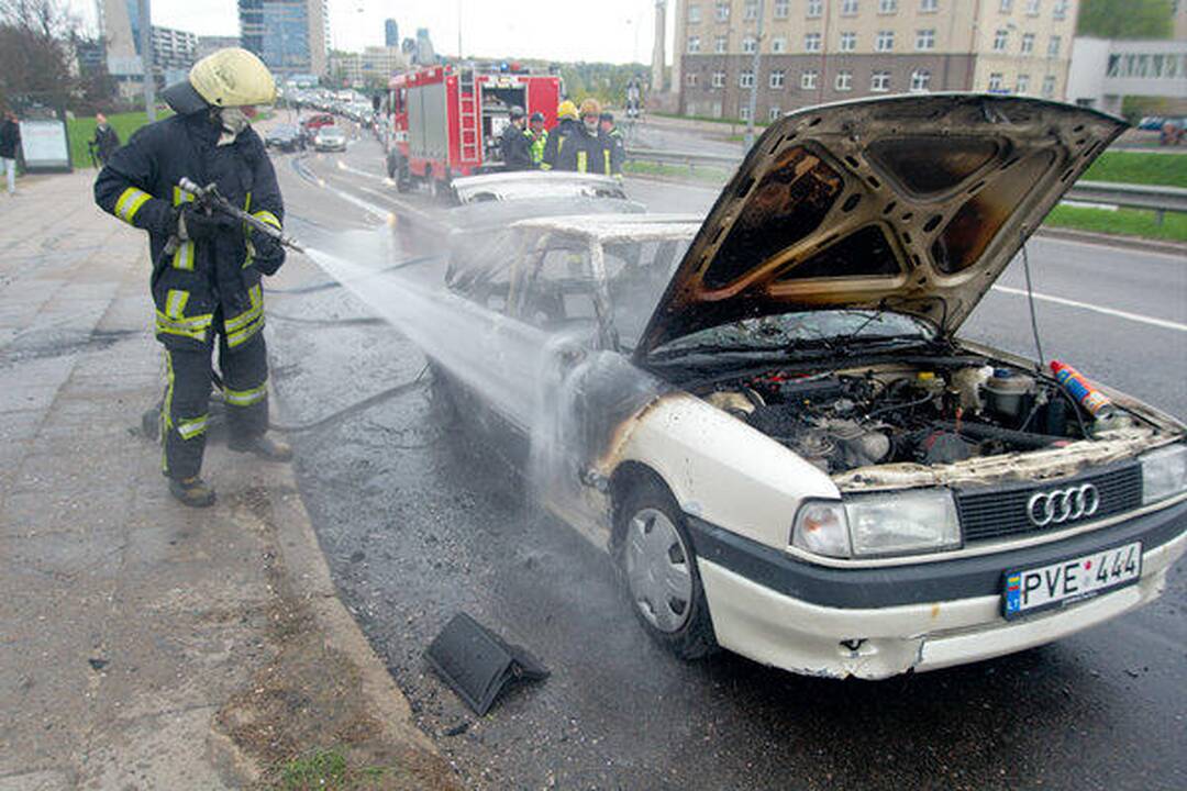 Vilniuje judrioje gatvėje sudegė automobilis