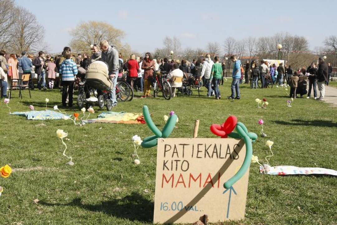 Klaipėdos menininkai mamoms surengė viešą puotą (foto)