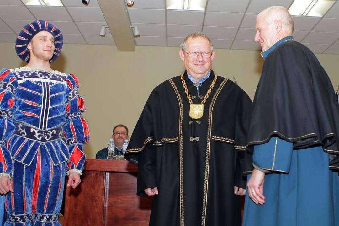 KU iškilmingoje ceremonijoje inauguruoti Garbės daktarai