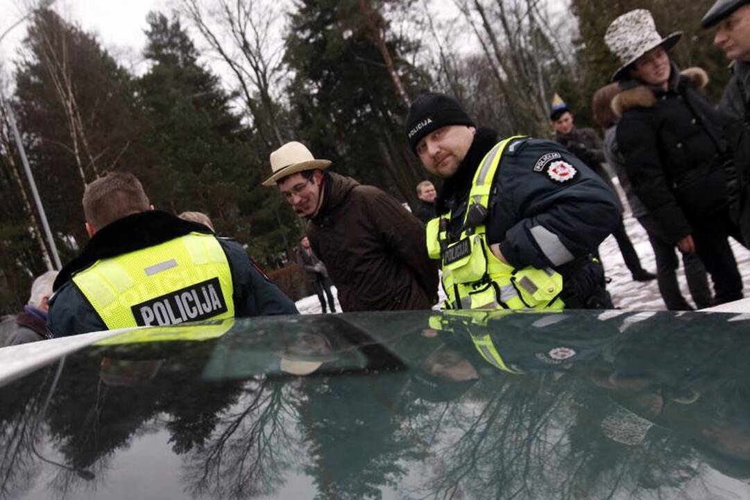 A. Sniečkaus gimimo metinės: raudoni gvazdikai, policija ir tortas