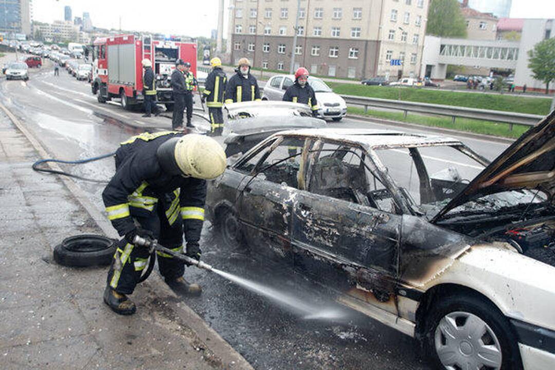 Vilniuje judrioje gatvėje sudegė automobilis